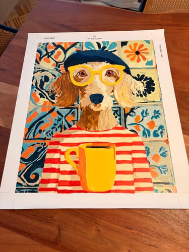 Customer's fertig gemaltes Malen nach Zahlen Bild eines Hundes im französischen Stil mit gelber Brille und Tasse.