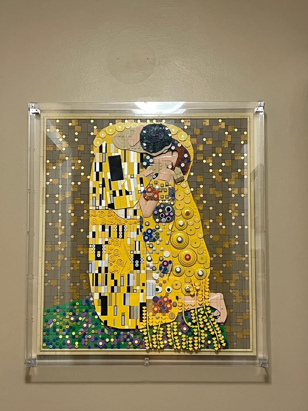 Customer photo review of Wall Mounted Display Case for LEGO® 31221 Gustav Klimt – The Kiss