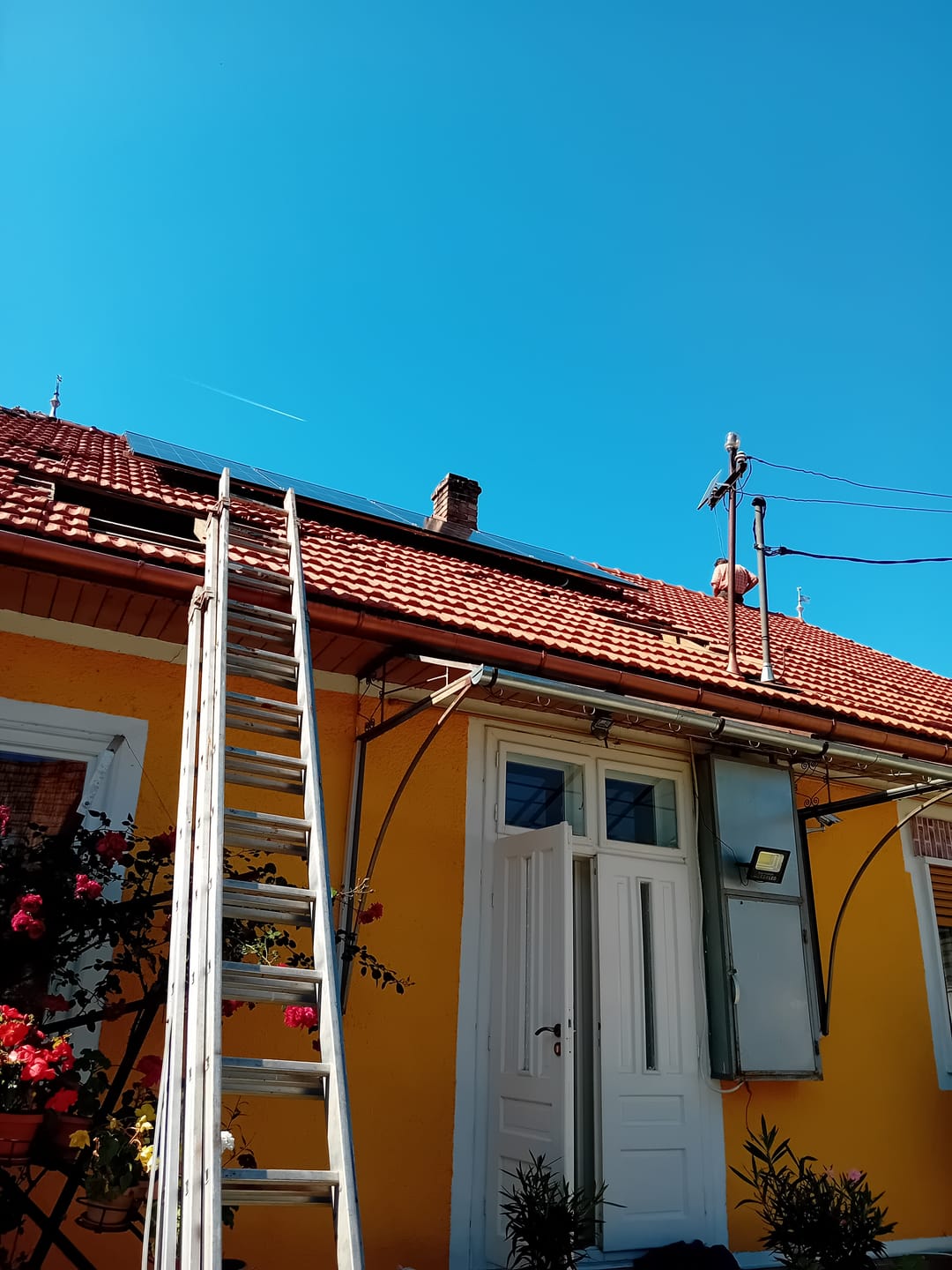 Customer photo review of Sistem Fotovoltaic 5kW OffGrid Complet cu acumulator Lifepo4 5kWh 10Panouri 455W