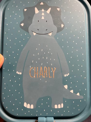 Customer's personnalisée boîte à goûter Trixie tricératops avec le prénom Charly gravé en lettres dorées sur le couvercle