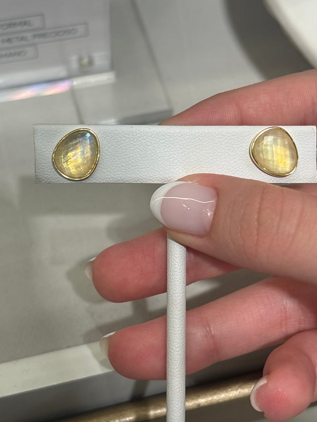 Customer photo review of Par Arete Trebol Madre Perla