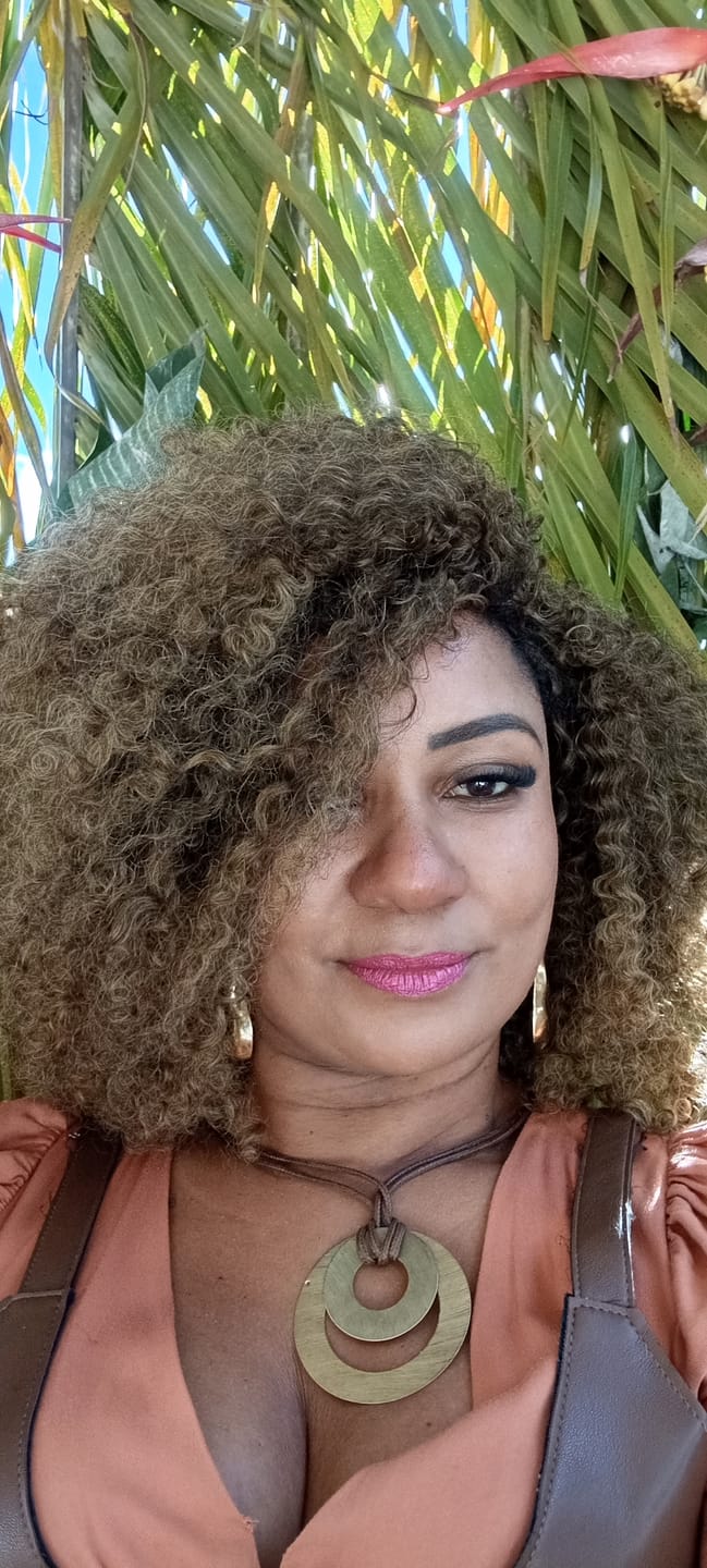 Customer photo review of Wig Isaura Loira Castanha Cacheado