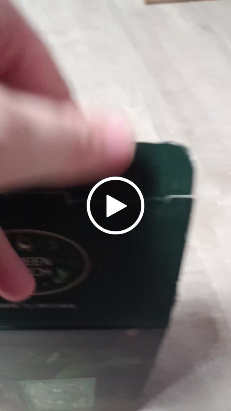 Customer video review of Green Witch Buchvase – grüne Keramikvase im Grimoires-Design