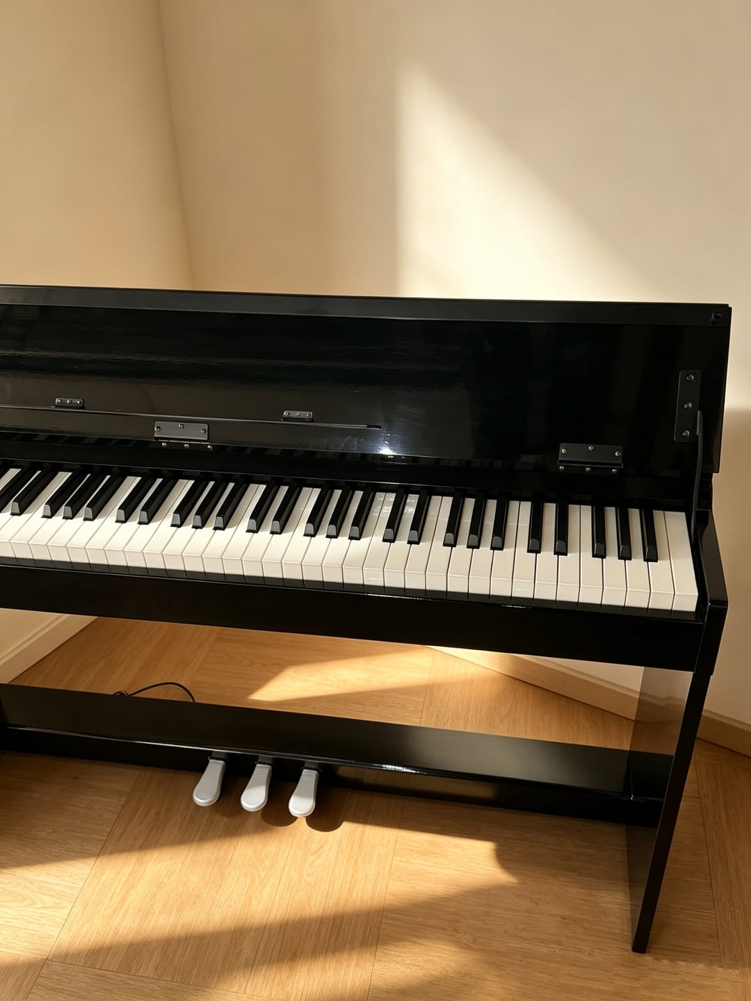 Customer photo review of Donner DDP-75 Flip-Top Sleek Gloss‑Black Upright Digital Piano