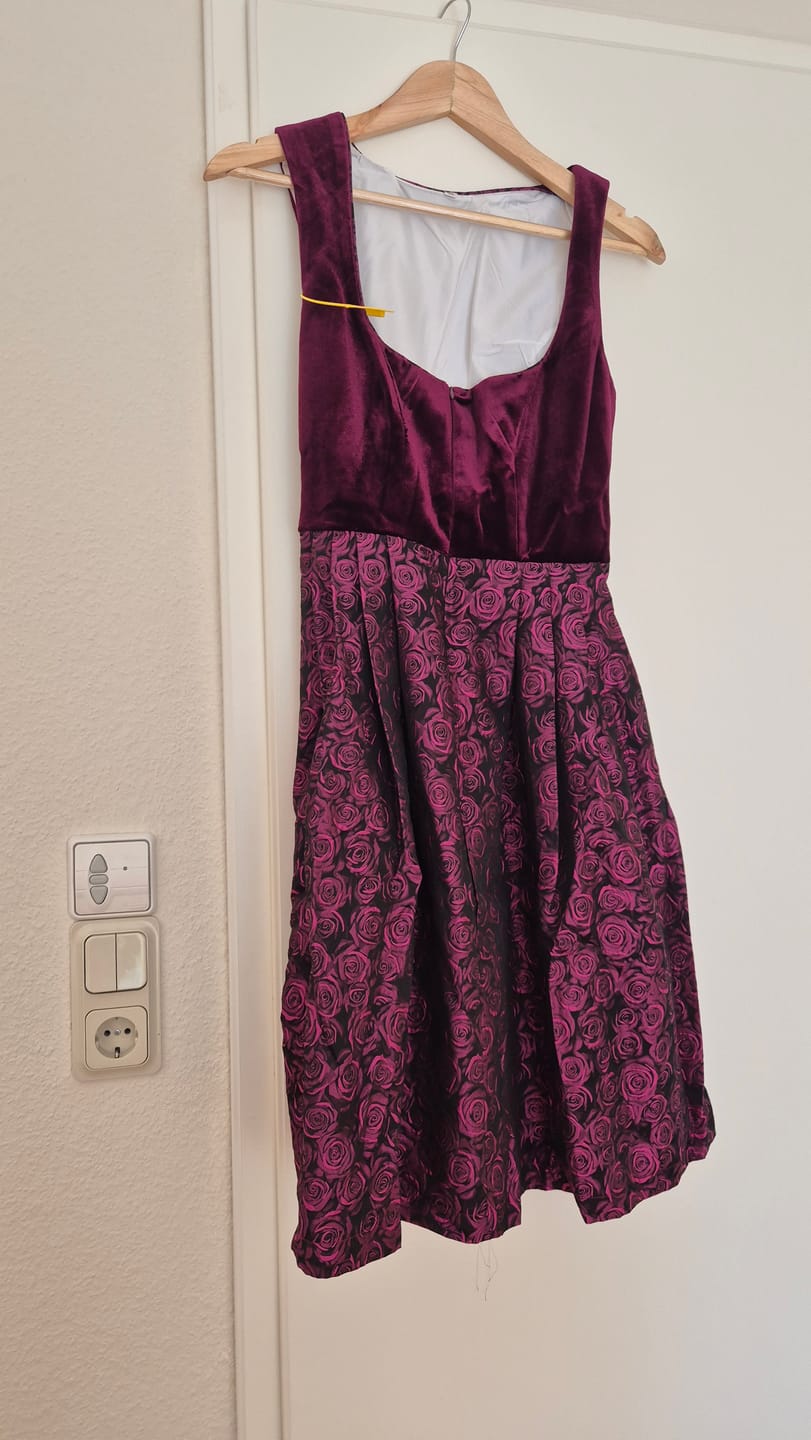 Customer photo review of Damast Dirndl in Weinrot mit Herzausschnitt Teresa