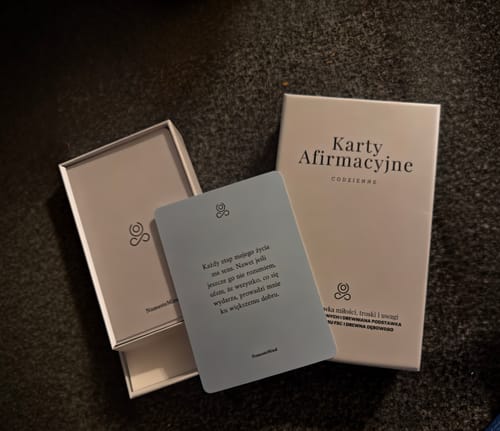 Customer's Karty Afirmacyjne cards shown in a box with an affirmation written in Polish on a light blue card.