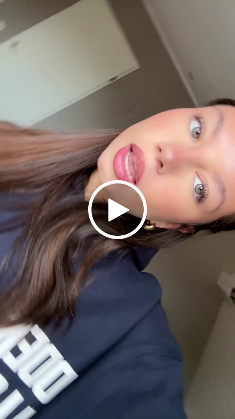 Avis vidéo d'un client sur le sweat à capuche « GATED COMMUNITY » bleu marine