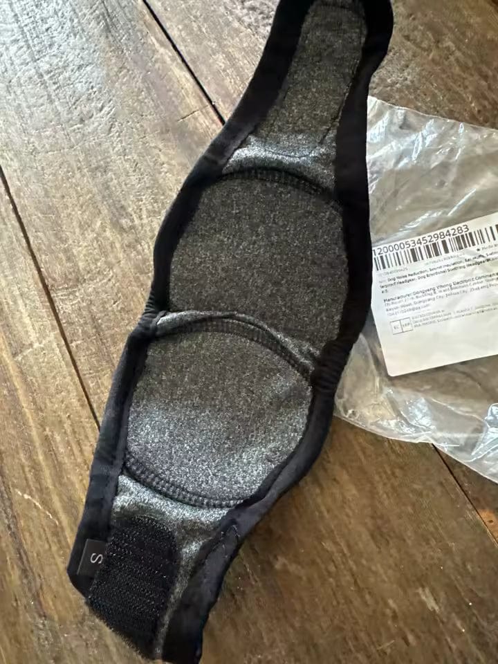 Customer photo review of Pawtiva | Capucha calmante para perros