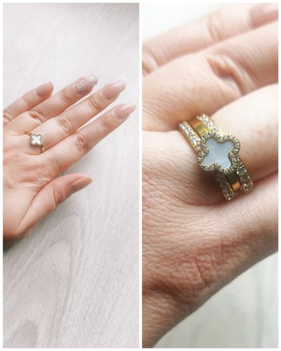 Kundenfoto des Glow Clover Rings, einmal allein an der Hand und einmal kombiniert mit zwei anderen Ringen.