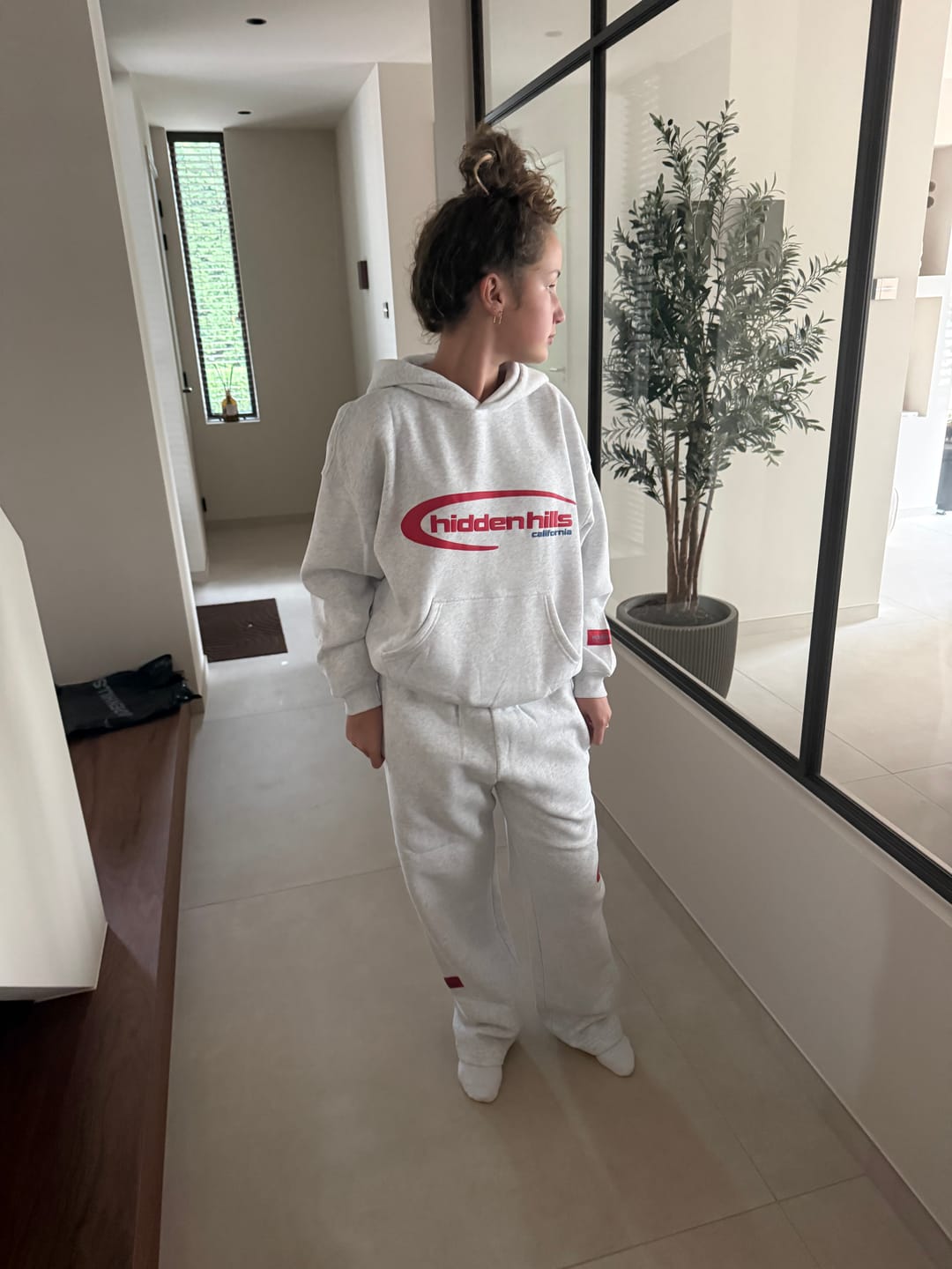 Customer photo review of SPORTY HOODIE LIGHT GREY/RED