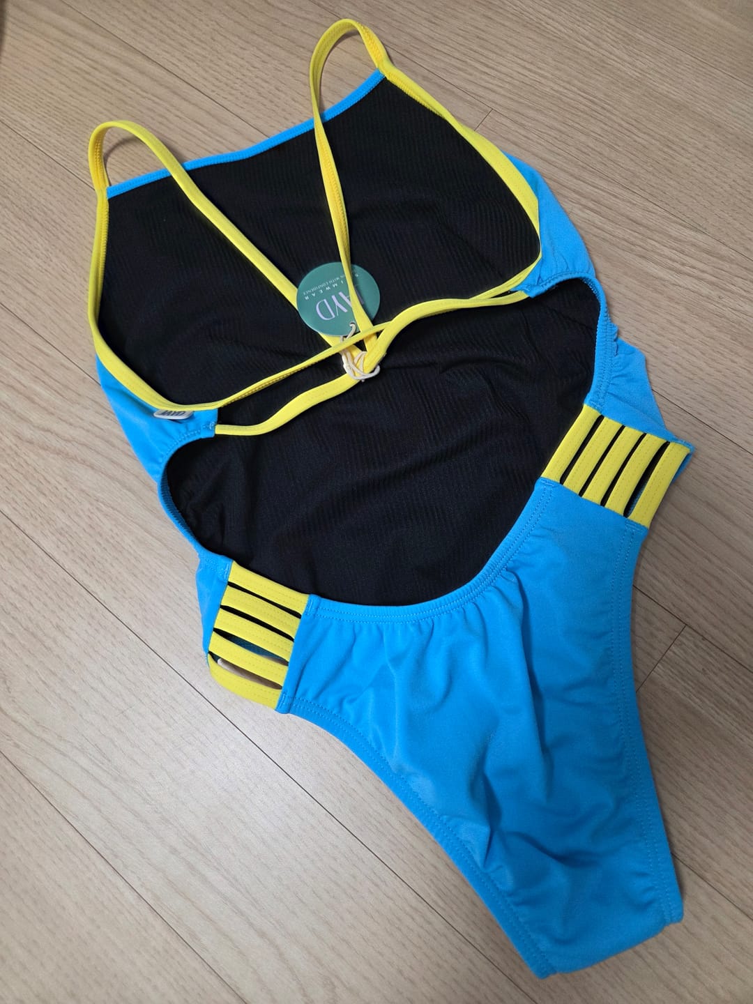 Customer photo review of LENNOX ONE PIECE - Waikiki|Daffodil