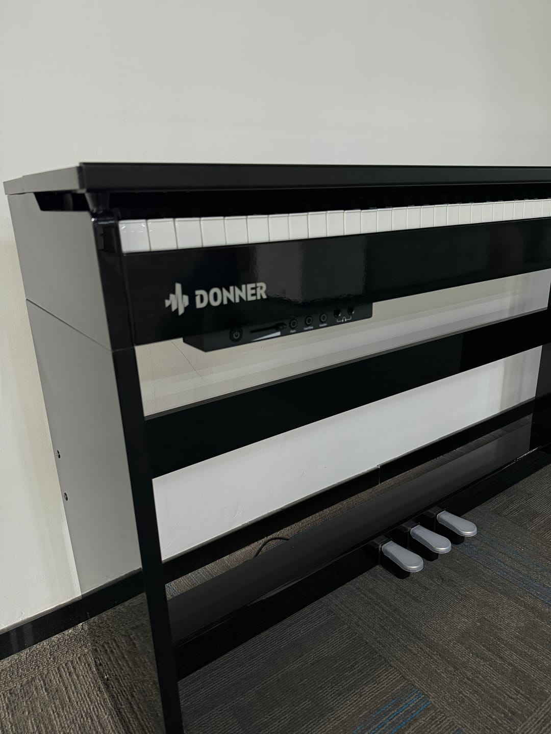 Customer photo review of Donner DDP-75 Flip-Top Sleek Gloss‑Black Upright Digital Piano