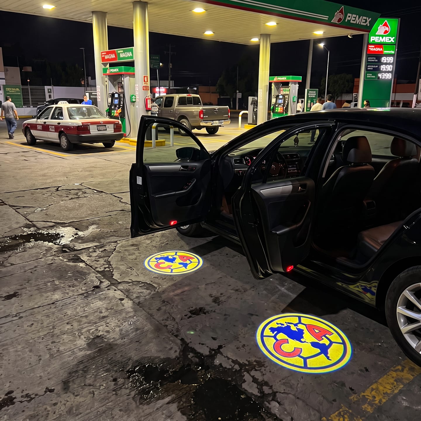 Customer photo review of Proyector para carro de equipo de futbol