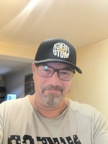 Client portant une casquette noire de la collection Golden Roses avec le logo French Moto.