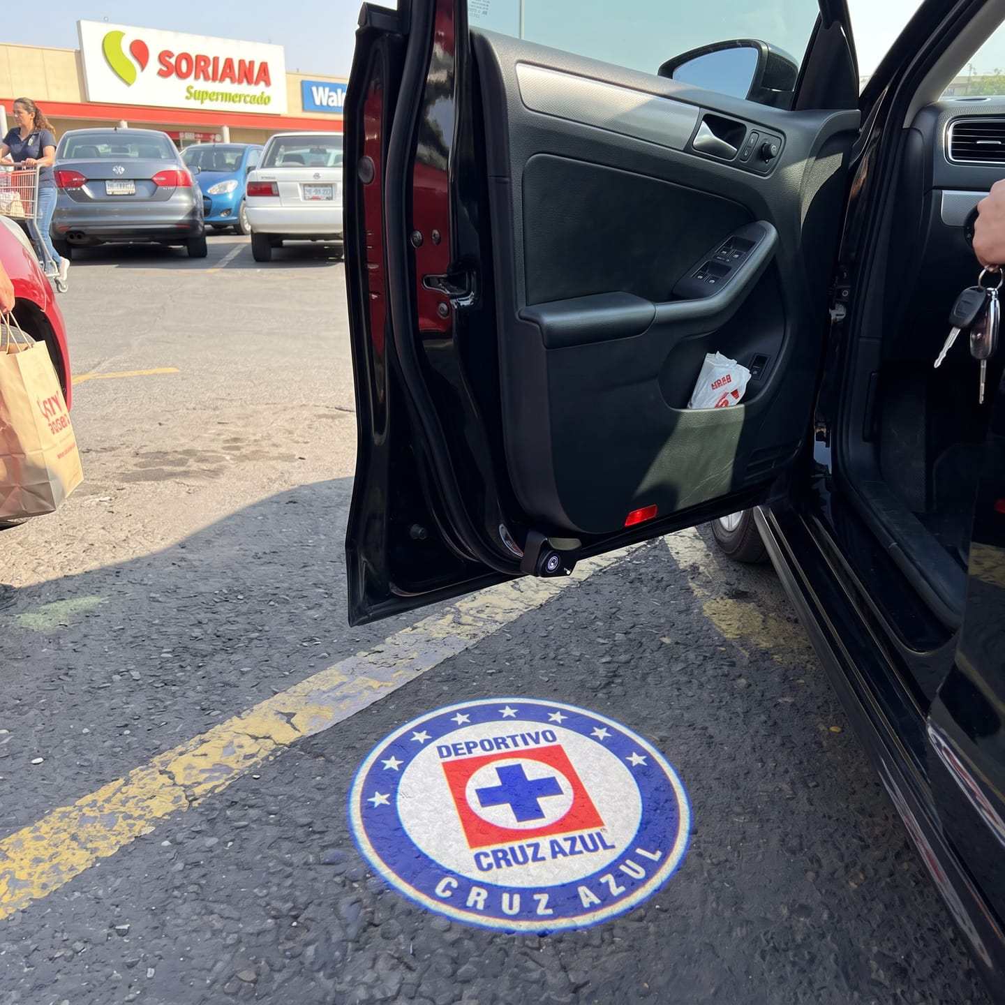 Customer photo review of Proyector para carro de equipo de futbol