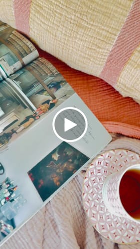Customer video review of Cocoon 4 Katlı Müslin Yatak Örtüsü Kavrulmuş Kayısı