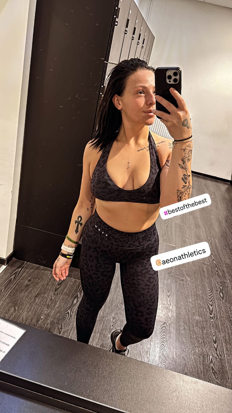 Customer photo review of MOTION LEO MID WAIST SCRUNCH LEGGINGS V2
