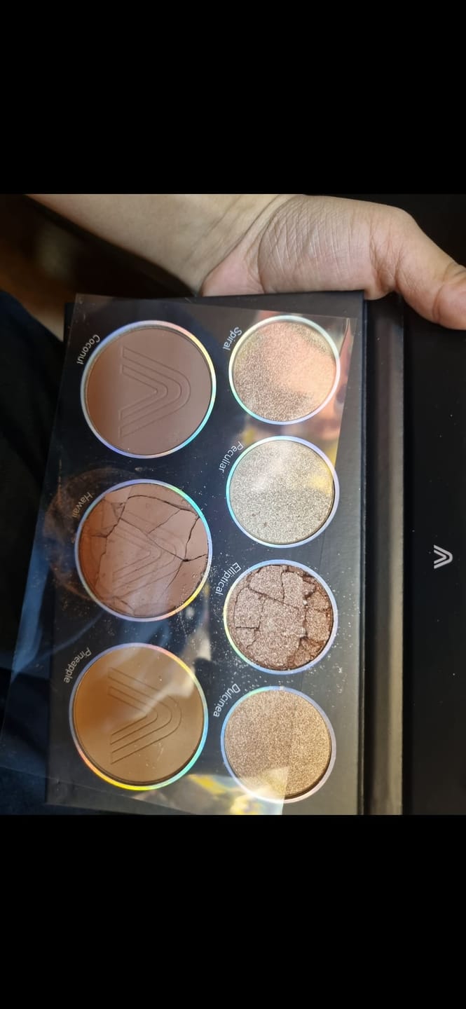Customer photo review of PALETA DE CONTORNOS E ILUMINADOR GLAMBLACK