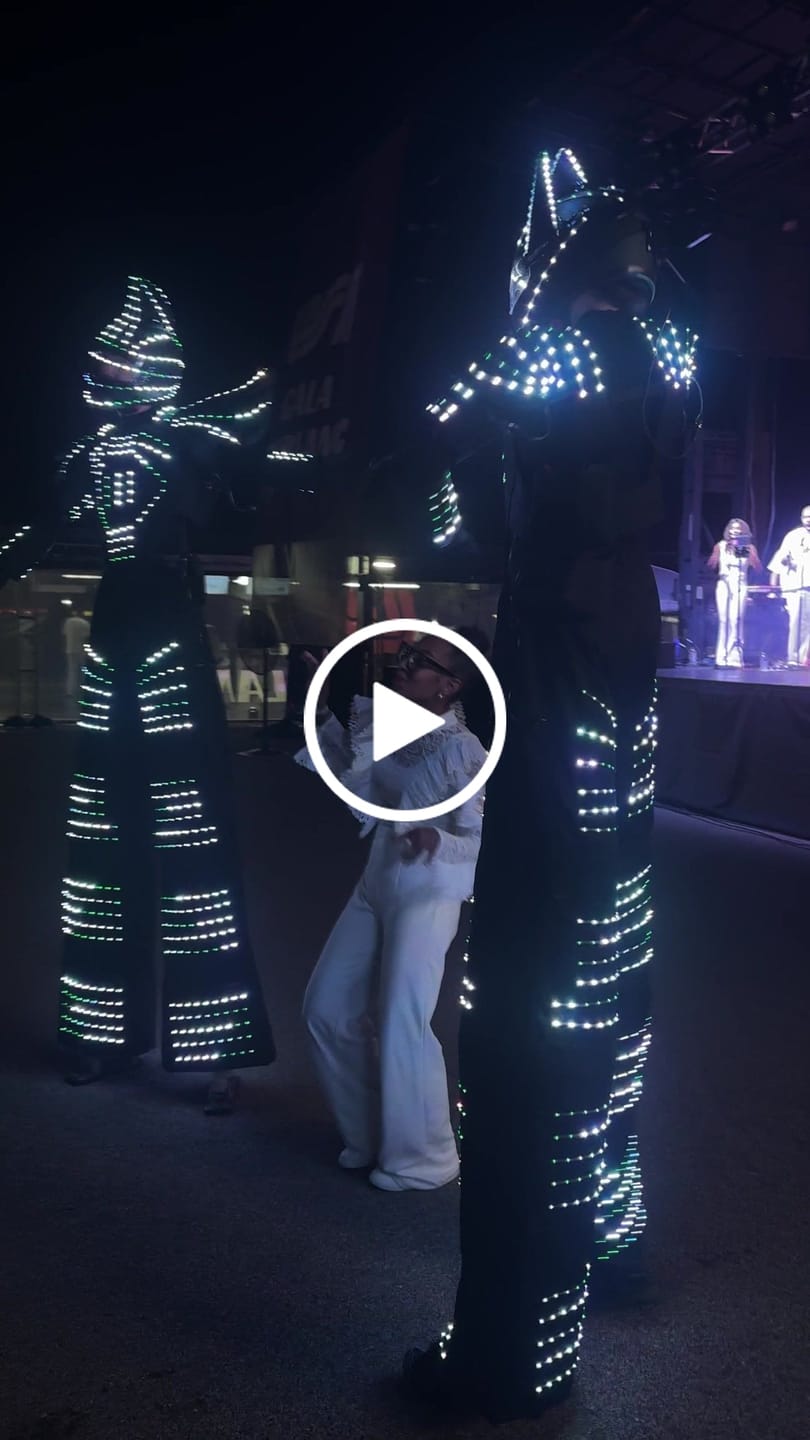 Customer video review of Full Color Pixel LED Robot Costume Clothes Stilts Walker Costume LED Suit Costume Helmet Laser Gloves CO2 Gun Jet Machine