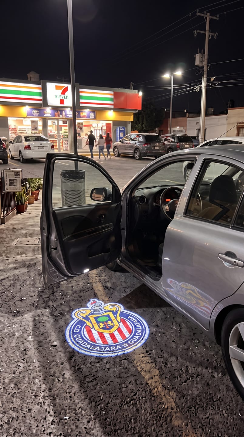 Customer photo review of Proyector para carro de equipo de futbol