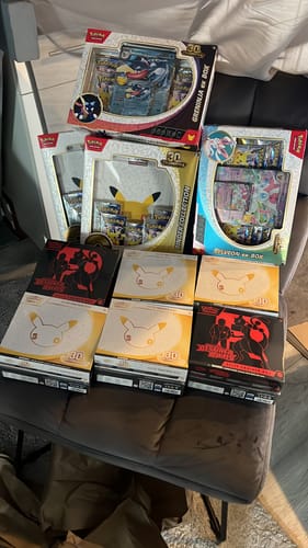 Customer photo review of Pokémon 30th Celebration Elite Trainer Box