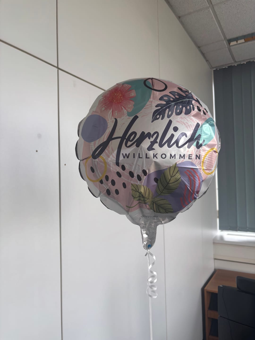 Customer photo review of Folienballon rund "Herzlich Willkommen" Tropical