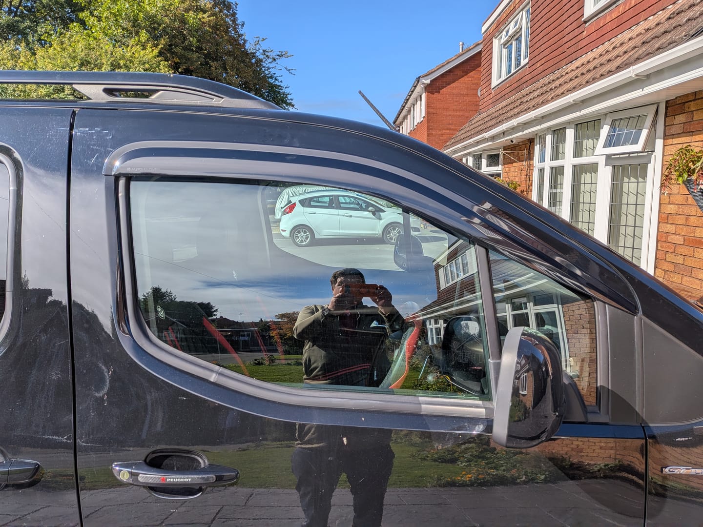 Customer photo review of Auto Clover Wind Deflectors Set for Peugeot Partner / Rifter 2018+ (2 Pieces)