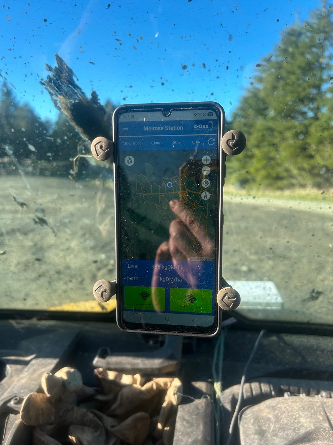 Customer photo review of RAM® X-Grip® Large Phone Holder with Ball - B Size (RAM-HOL-UN10BU)