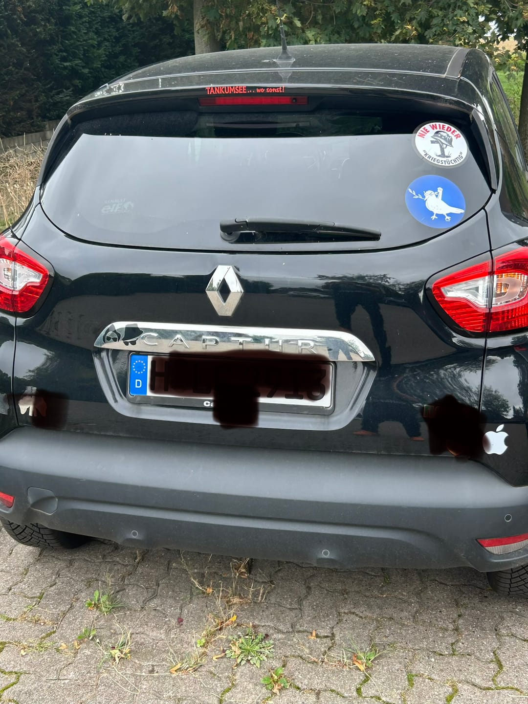 Customer photo review of GROSSE STICKER / AUFKLEBER • NIE WIEDER "KRIEGSTÜCHTIG" (10 STK.)