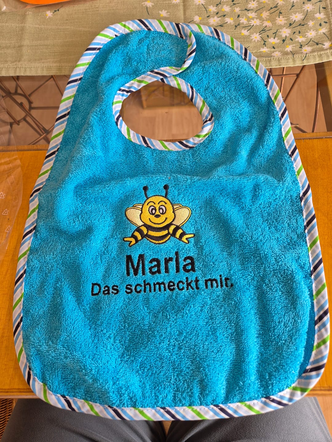 Customer photo review of Wolimbo Lätzchen mit Namen und Motiv bestickt