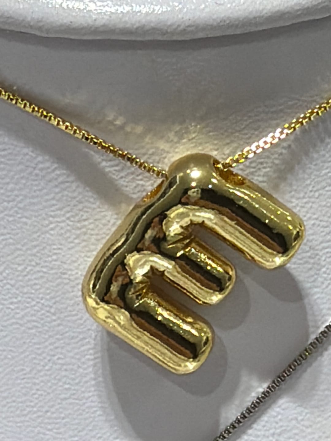 Customer photo review of Collar Dorado Inicial Mini Bubble