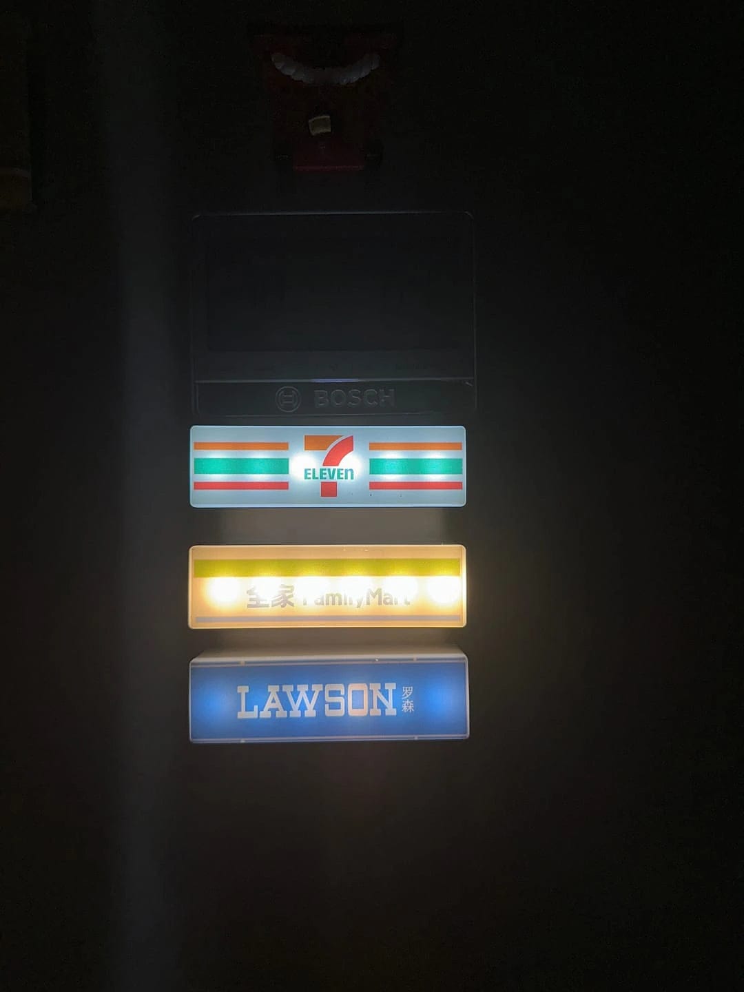 Customer photo review of Konbini Magnet-Leuchtschild