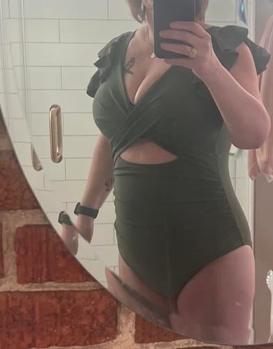 Customer photo review of Emoswim - Damen Badeanzug Rüschen Cut-Out Bademode Schlankmachend Bauchweg V-Ausschnitt Wickel-Bademode