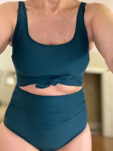Customer photo review of Emoswim - Damen Badeanzug Bauchweg Schlankmachende Bademode Cut-Out Knoten-Bademode