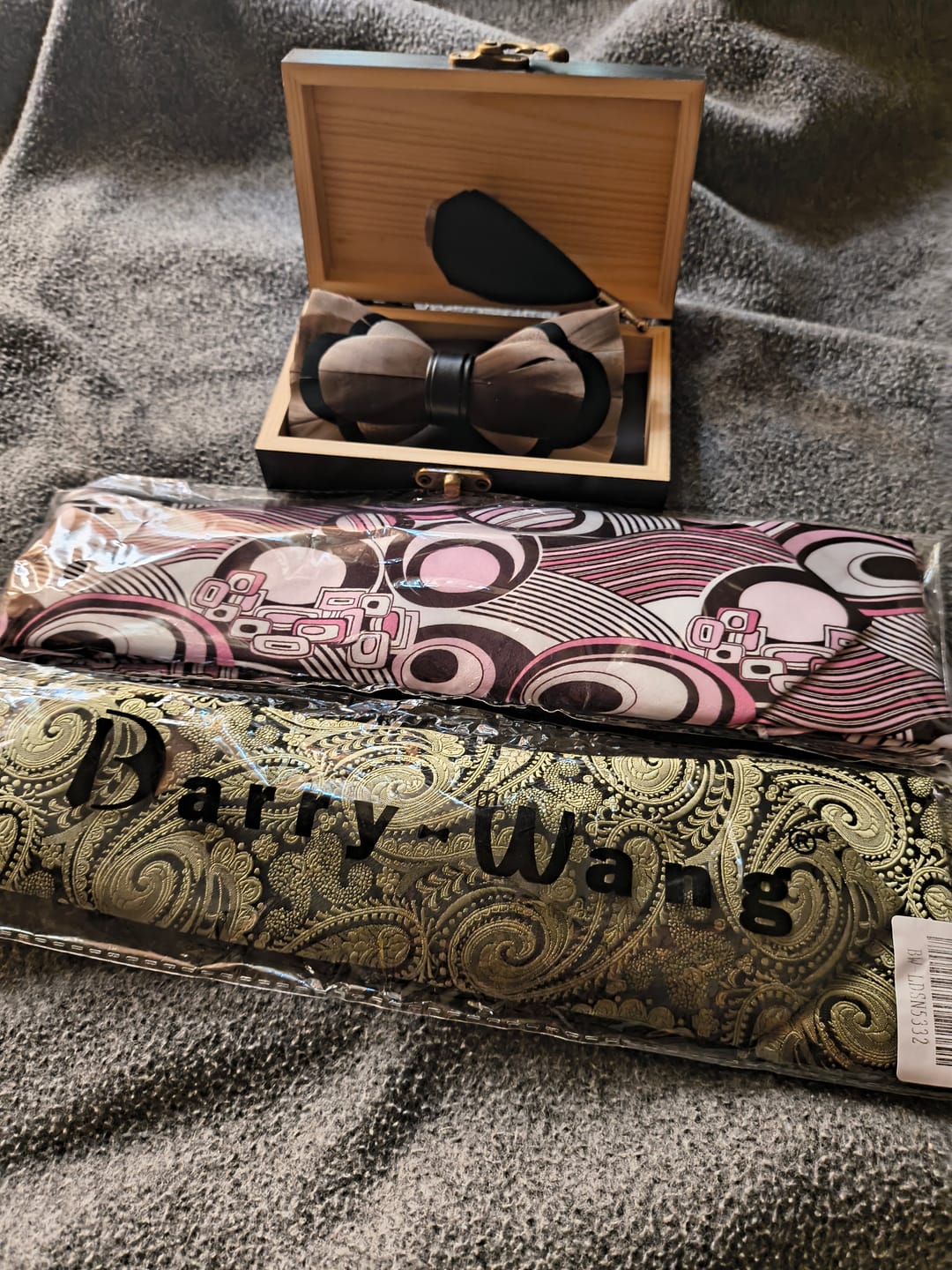 Customer photo review of Barry. Wang Olive Green Necktie for Wedding Silk Suit Necktie Hanky Cufflinks for Formal