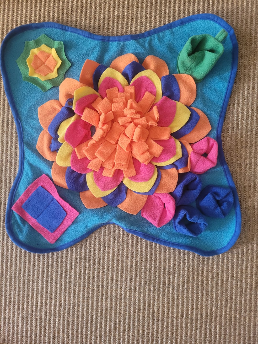 Customer photo review of TruePet Schnüffelmatte Hund | Schnüffelteppich für Nasenarbeit | Intelligenzspielzeug gegen Langeweile