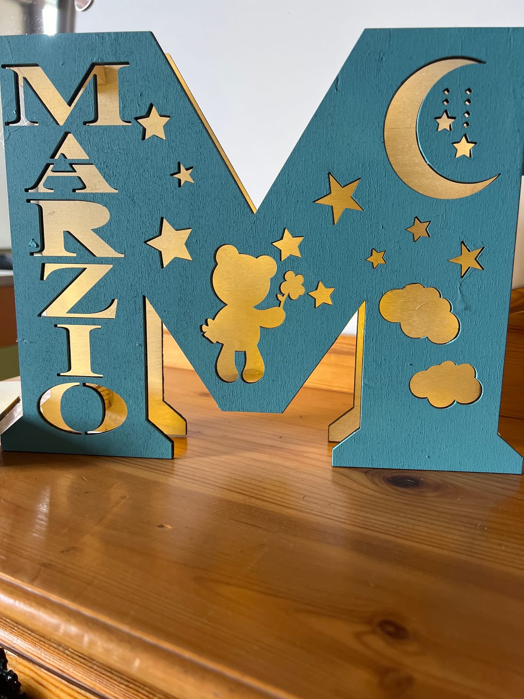 Customer photo review of Lampada Lettera Con Orsetto Luna E Nuvole Personalizzata