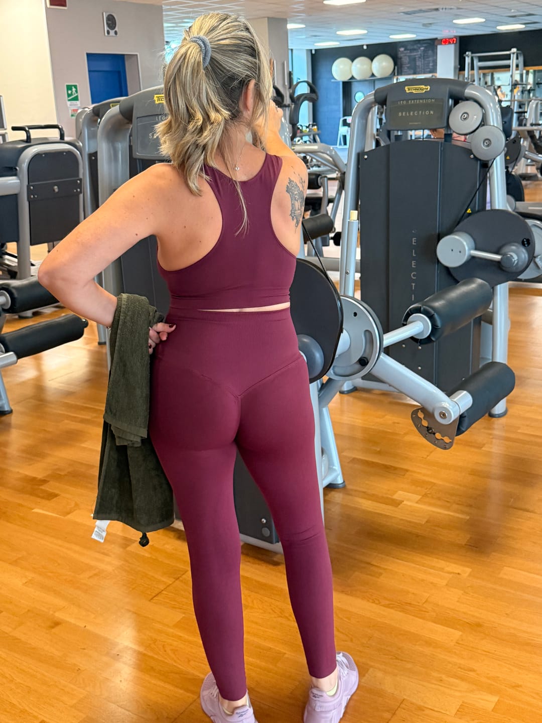 Customer photo review of Completo Onyx Merlot (Top + Leggings)