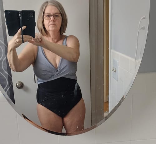 Customer photo review of Emoswim - Bauchweg Badeanzüge für Damen Schlankmachender Einteiler Bademode