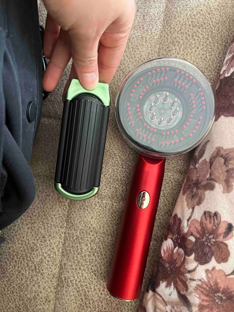 Customer photo review of Redlly® Saç Derisi Masajlı Bakım Tarağı —Lazer Işığı + Serum Yağı Uyumlu