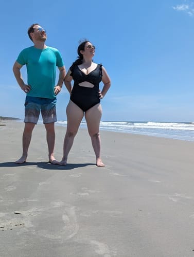 Customer photo review of Emoswim - Damen Badeanzug Rüschen Cut-Out Bademode Schlankmachend Bauchweg V-Ausschnitt Wickel-Bademode