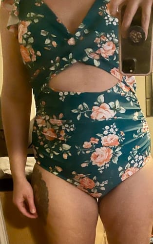 Customer photo review of Emoswim - Damen Badeanzug Rüschen Cut-Out Bademode Schlankmachend Bauchweg V-Ausschnitt Wickel-Bademode