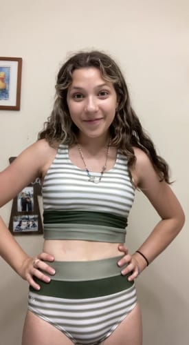 Customer photo review of Emoswim - Olivgrünes Colorblock Cut-Back Bikini-Set