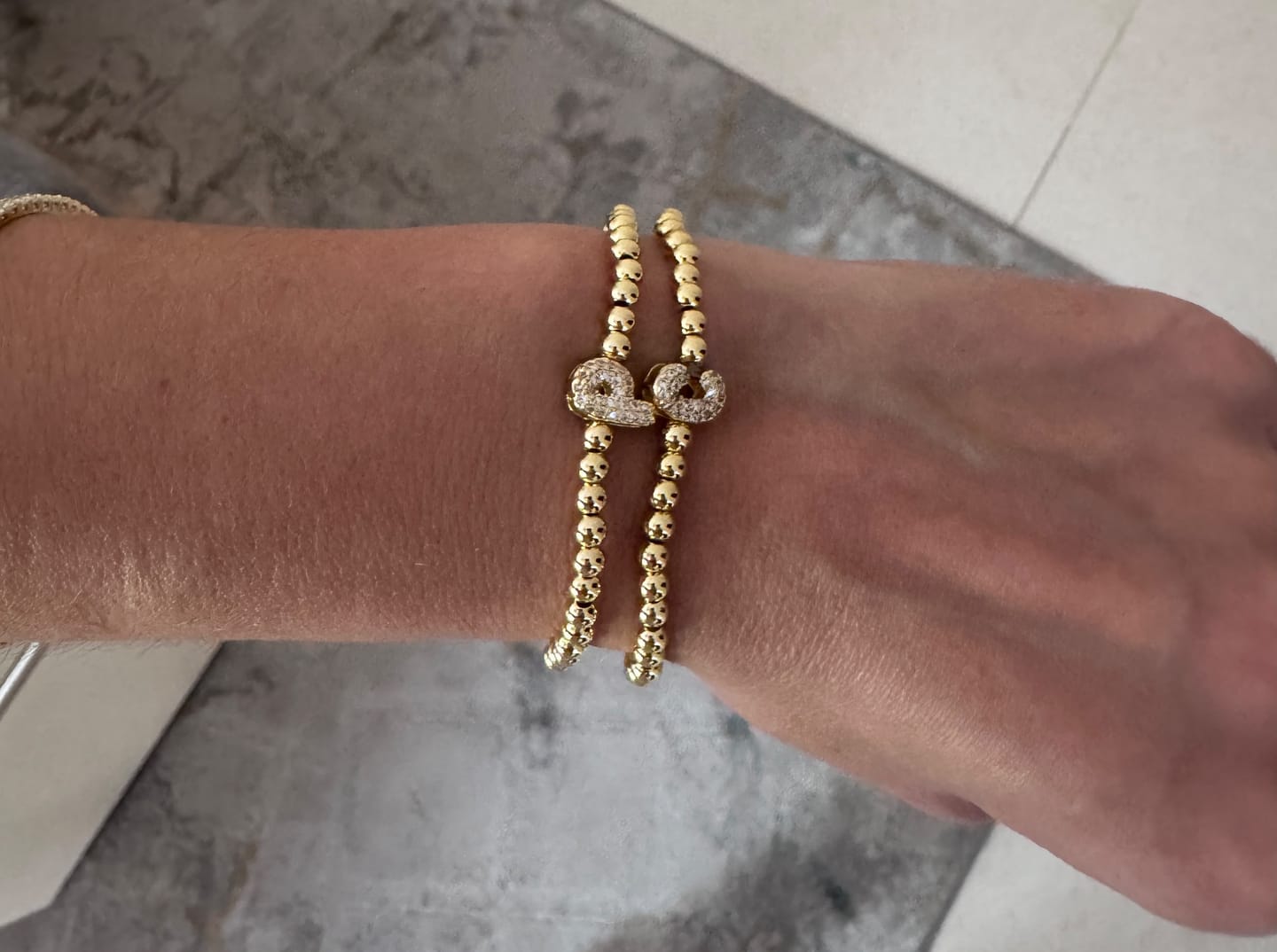 Customer photo review of Pulsera Dorada Con Inicial Mini Bubble Zirconia