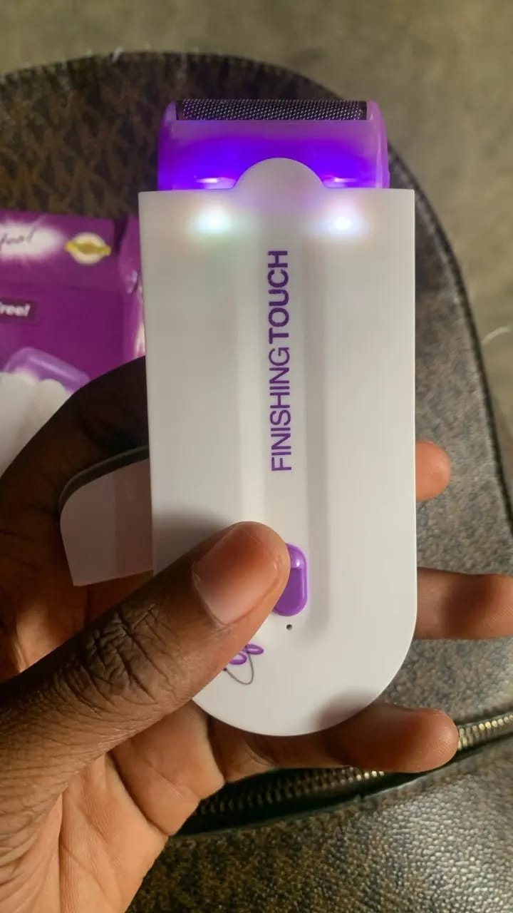 Customer photo review of Finishing Touch-EPILATORE ELETTRICO INDOLORE SENZA FILI CON TECNOLOGIA UV