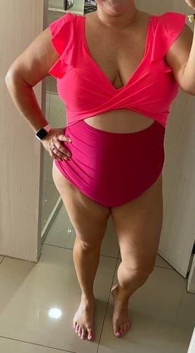 Customer photo review of Emoswim - Damen Badeanzug Rüschen Cut-Out Bademode Schlankmachend Bauchweg V-Ausschnitt Wickel-Bademode