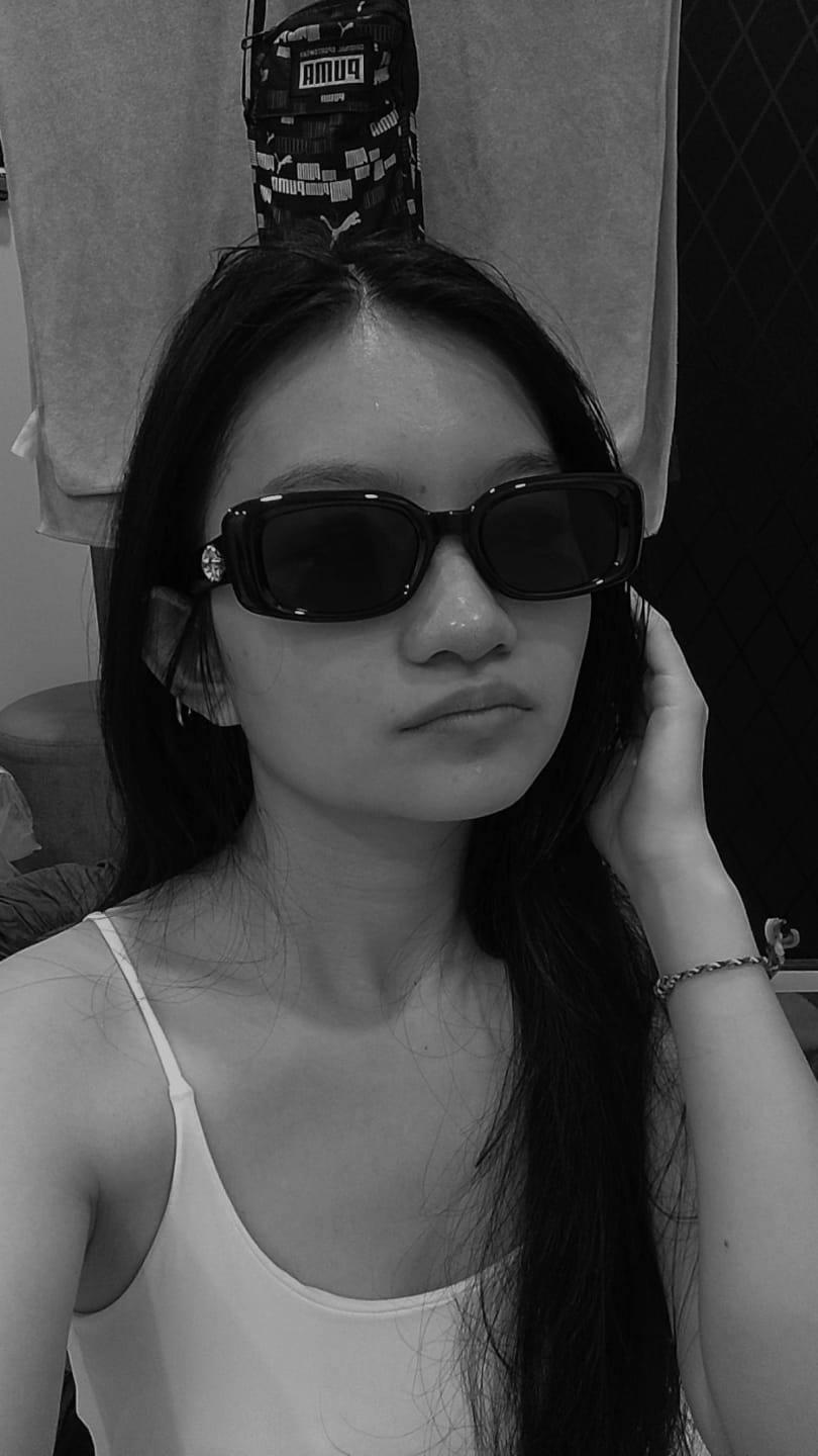 Customer photo review of Jenn Oval Framed Sunglasses