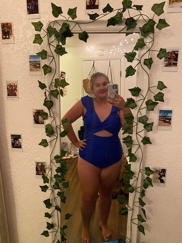 Customer photo review of Emoswim - Damen Badeanzug Rüschen Cut-Out Bademode Schlankmachend Bauchweg V-Ausschnitt Wickel-Bademode