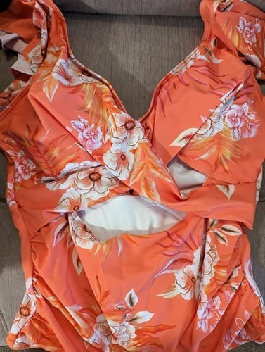 Customer photo review of Emoswim - Damen Badeanzug Rüschen Cut-Out Bademode Schlankmachend Bauchweg V-Ausschnitt Wickel-Bademode