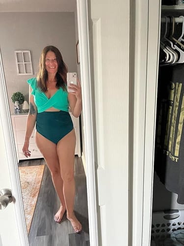 Customer photo review of Emoswim - Badeanzug mit Rüschenärmeln Cut-Out Gerafft